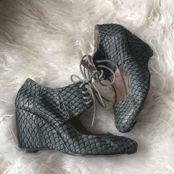 All Black Scale Lace Up Wedges - Picture 2 of 8